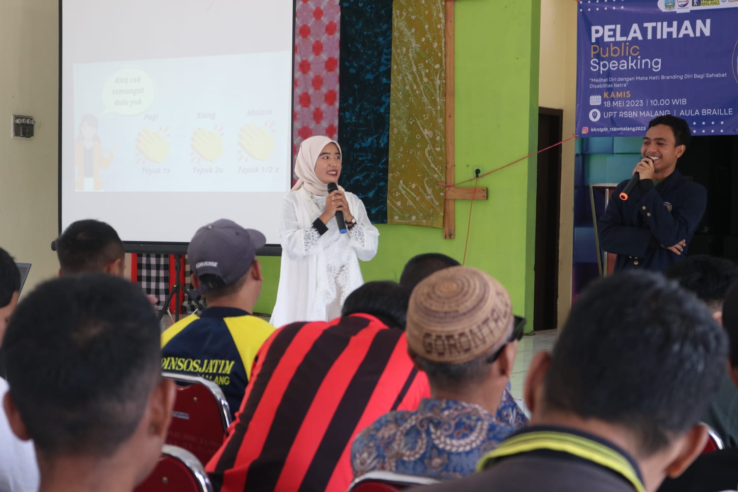 Bagi Ilmu, Mahasiswa KKN PLB FIP UNESA Gelar Pelatihan Public Speaking Bagi Disabilitas Netra (Penerima Manfaat) UPT RSBN Malang
