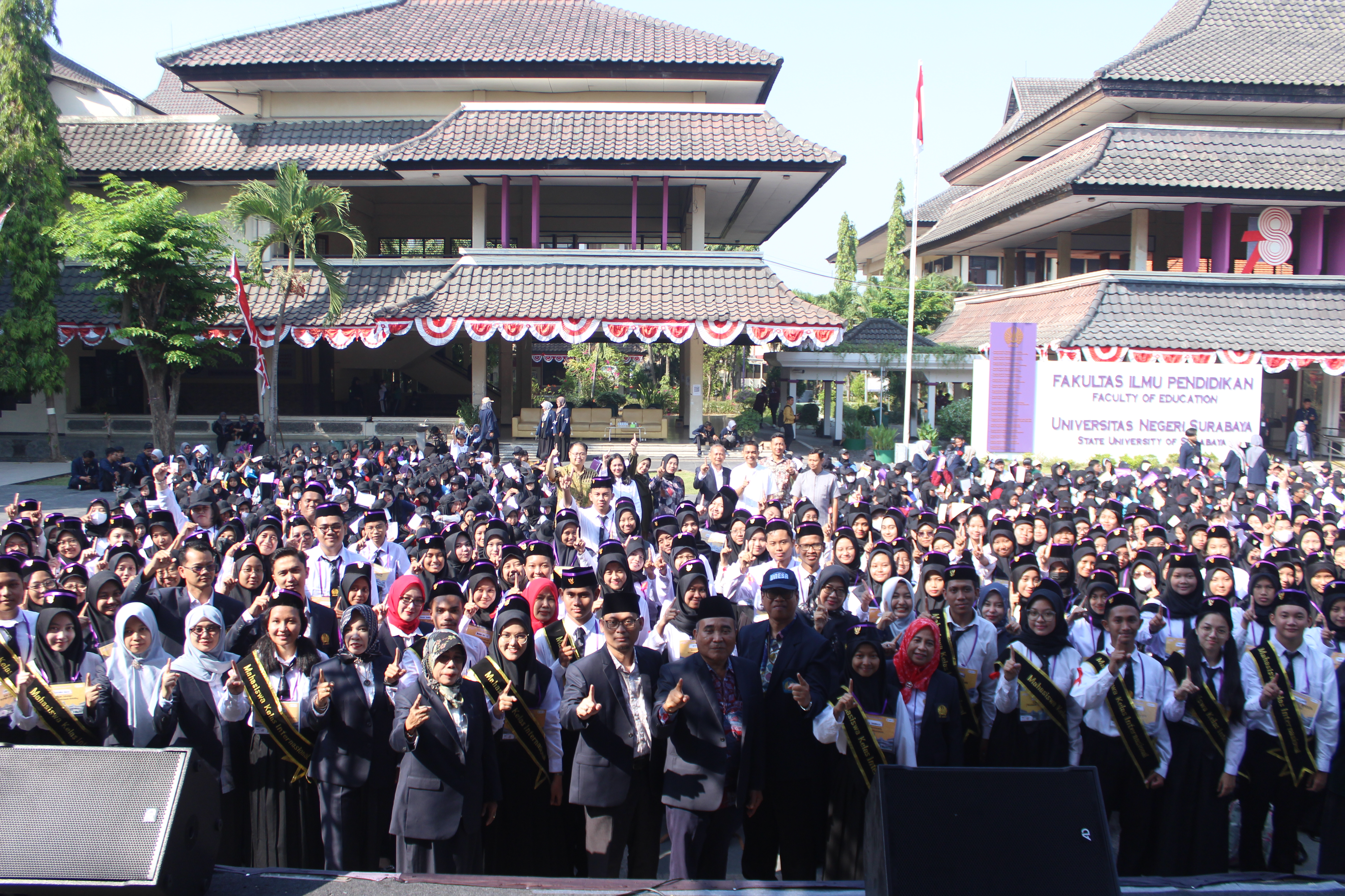 Penutupan PKKMB FIP UNESA Penuh Tawa Bahagia Dan Luncurkan Kelas Internasional