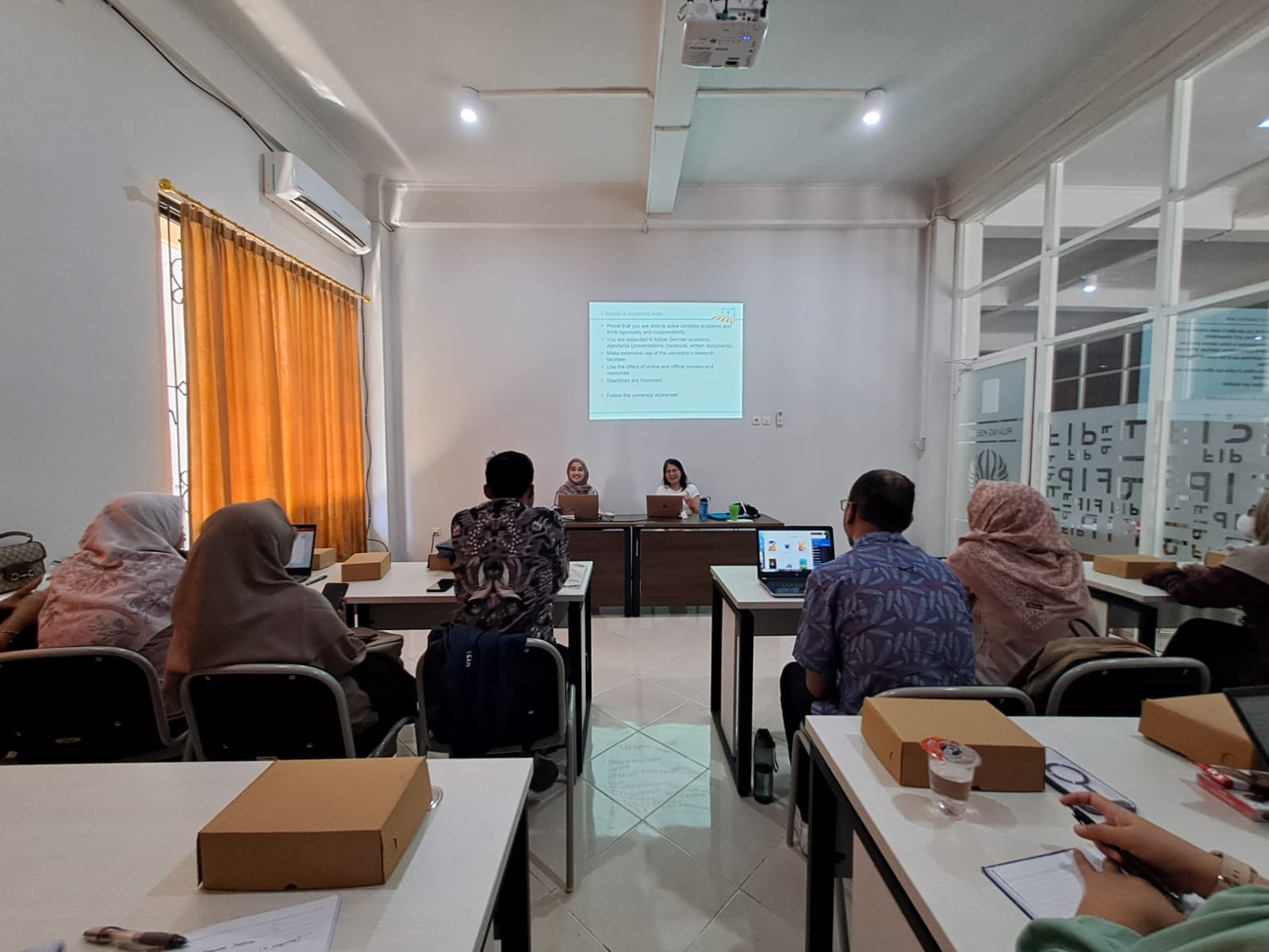 FIP UNESA Sukses Selenggarakan Workshop Internasional Tentang Penulisan Karya Ilmiah bagi Mahasiswa