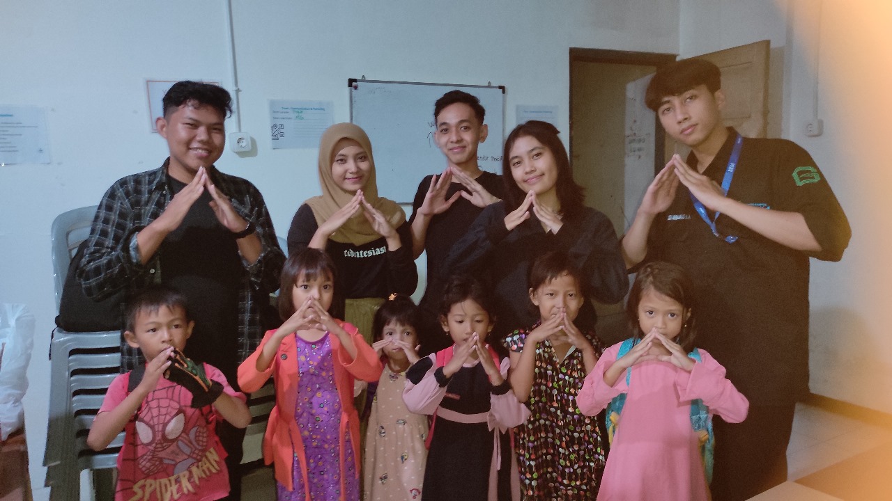 Tim PKM-PM Abjadpedia Unesa Berhasil Menjalankan Pengabdian pada Anak Dysgraphia