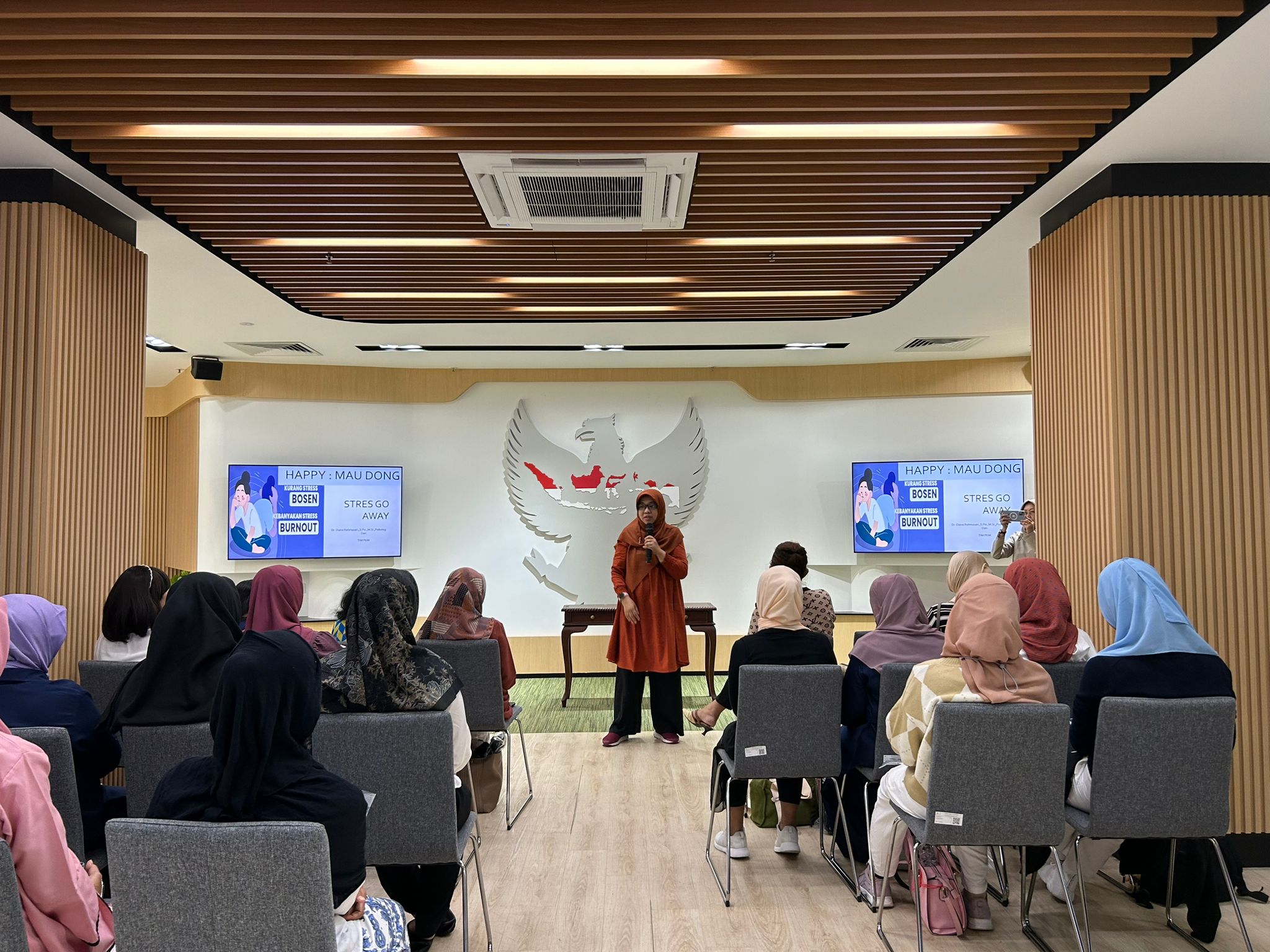 Tim PKM FIP UNESA Latih Tenaga Kerja Indonesia (TKI) di Singapura dalam Pengelolaan Stres