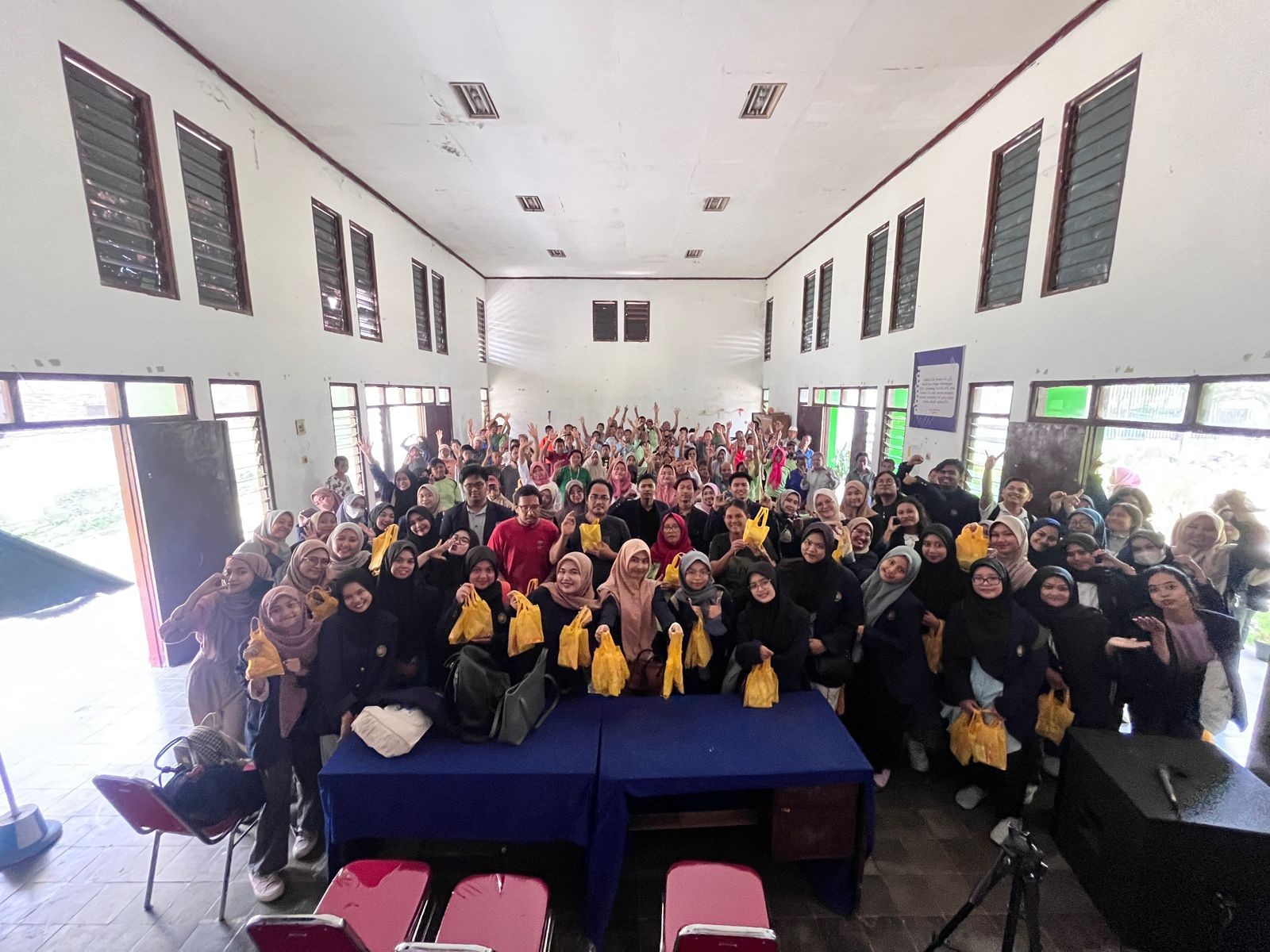 Mahasiswa Prodi Pendidikan Luar Sekolah FIP UNESA Memperlihatkan Komitmen Sosial Melalui Bhakti Sosial di BPR PMKS Sidoarjo