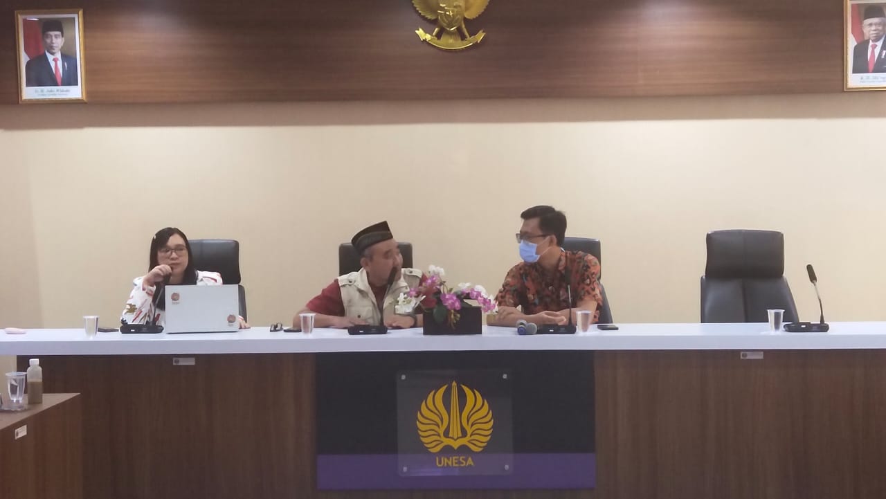 Dekan FIP UNESA Memberikan Penghargaan kepada Tenaga Kependidikan Berprestasi Tahun 2022