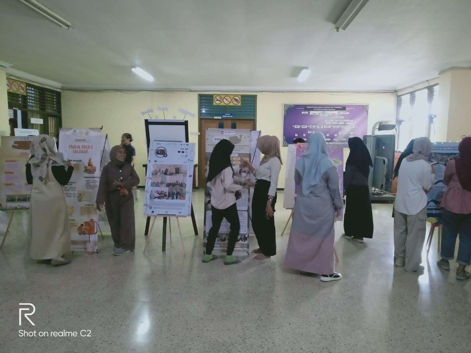 Mahasiswa Pendidikan Luar Sekolah FIP UNESA Menggelar Pameran Hasil Karya sebagai Bentuk Implementasi Pembelajaran Inovatif