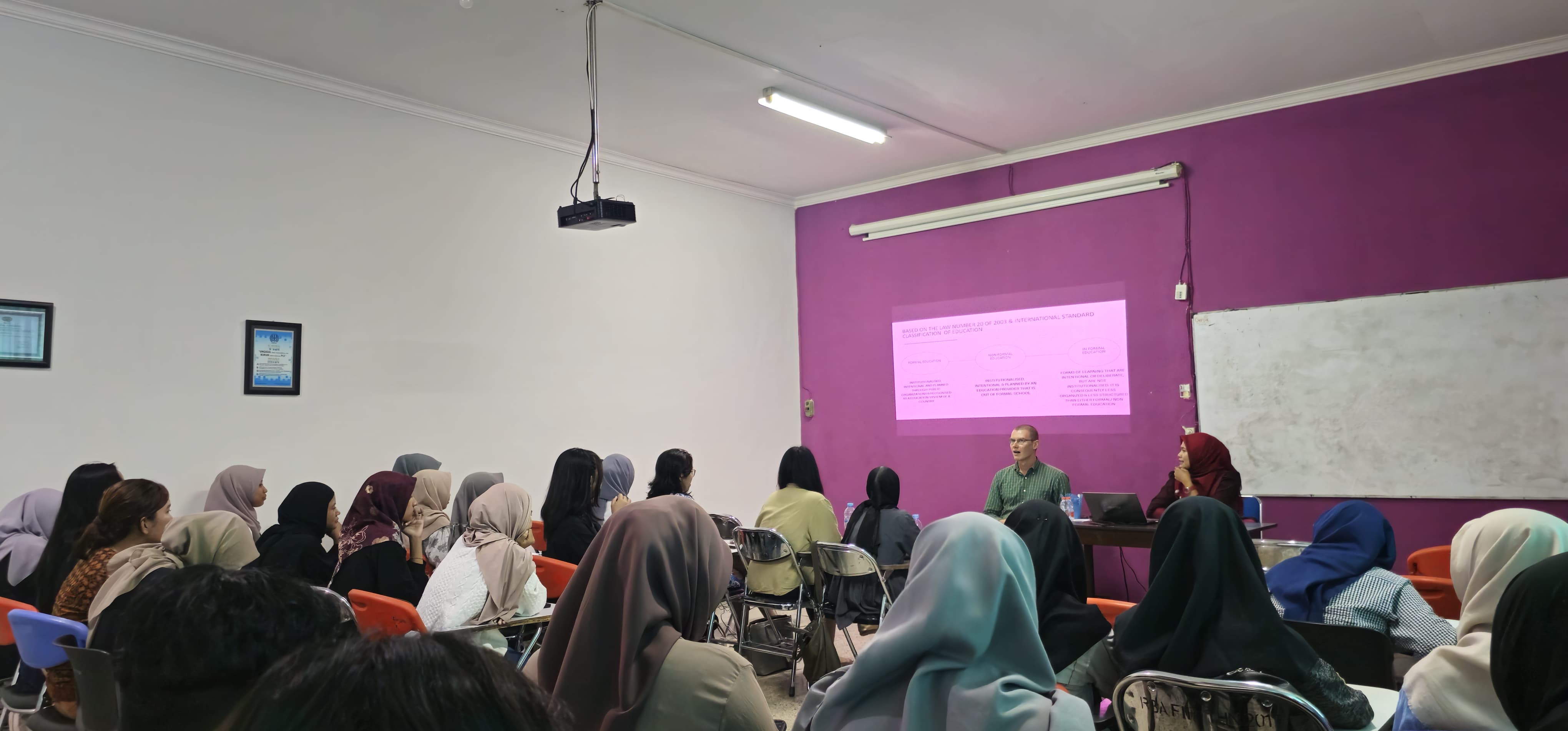 Perluas Wawasan Pendidikan Non Formal, Prodi Pendidikan Luar Sekolah Gelar Guest Lecture Dengan Trento University, Italy