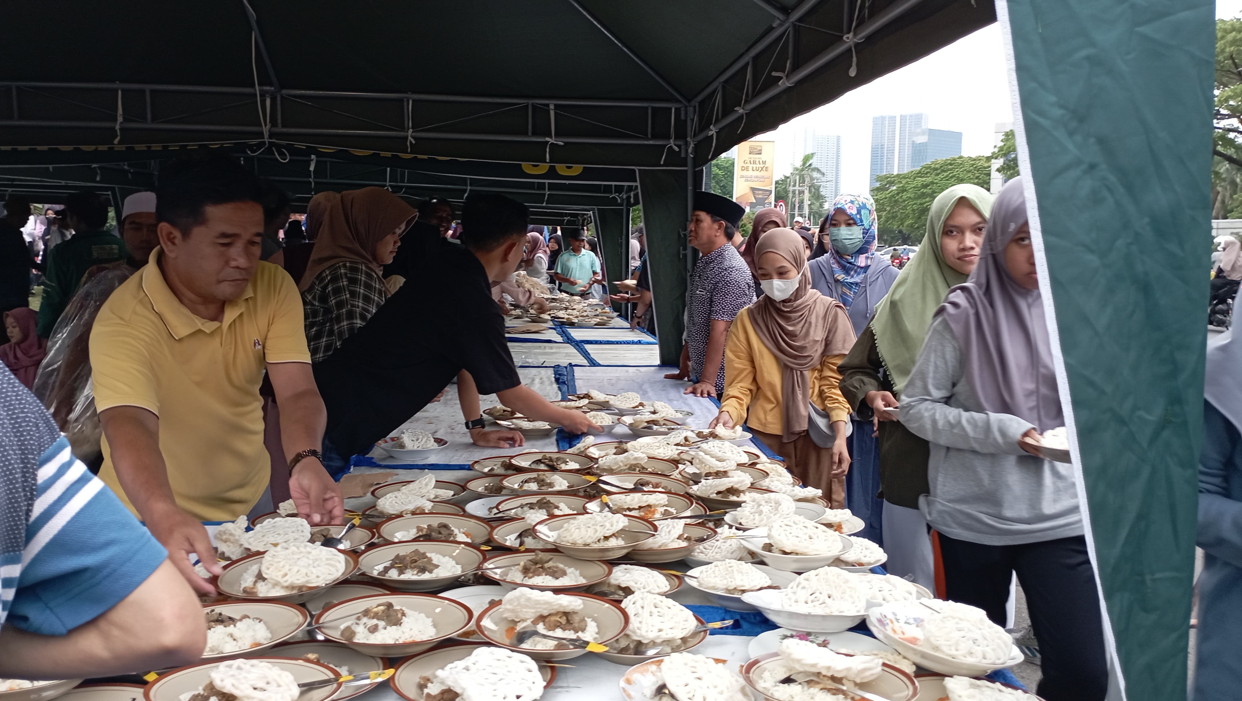 FIP UNESA Meriahkan Ramadan dengan Tradisi Bagi-bagi Takjil dan Berdaya Dukung