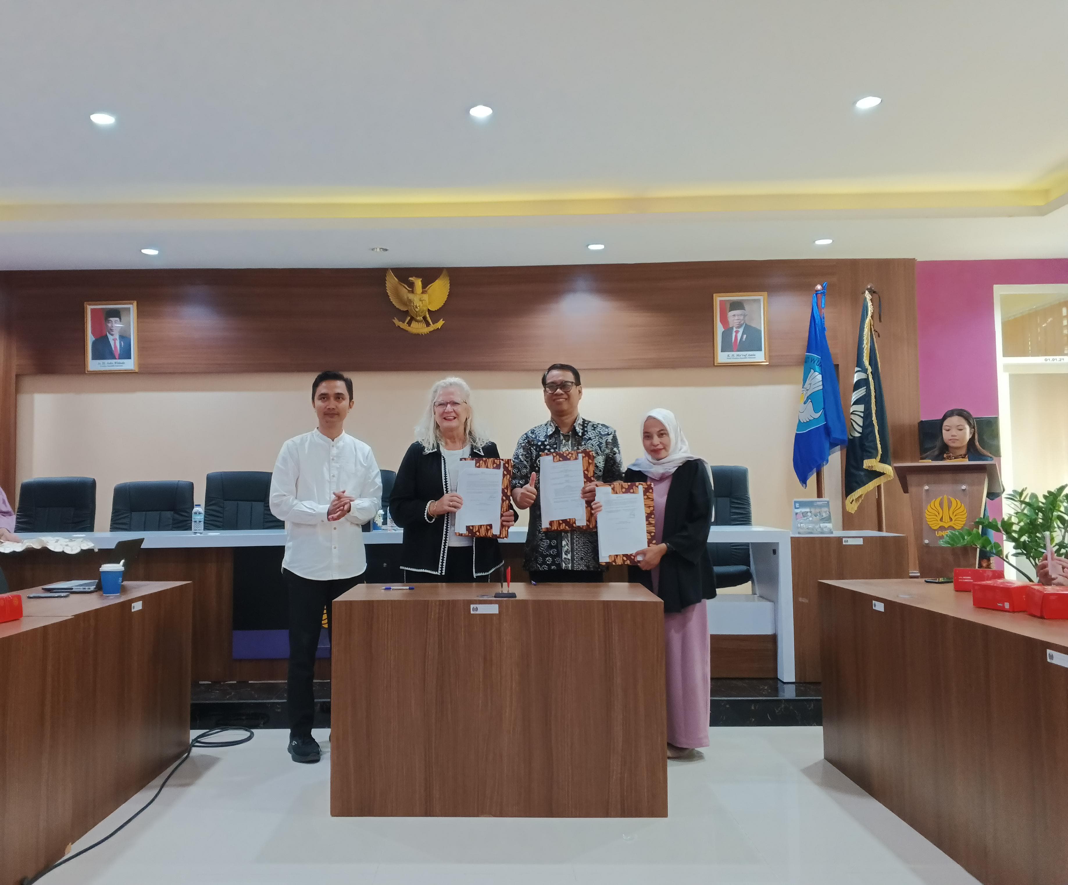 FIP UNESA Selenggarakan Guest Lecture "Changing the System: Multiple Factors and Stakeholders" Bersama Prof. Susan Ledger, Ph.D.
