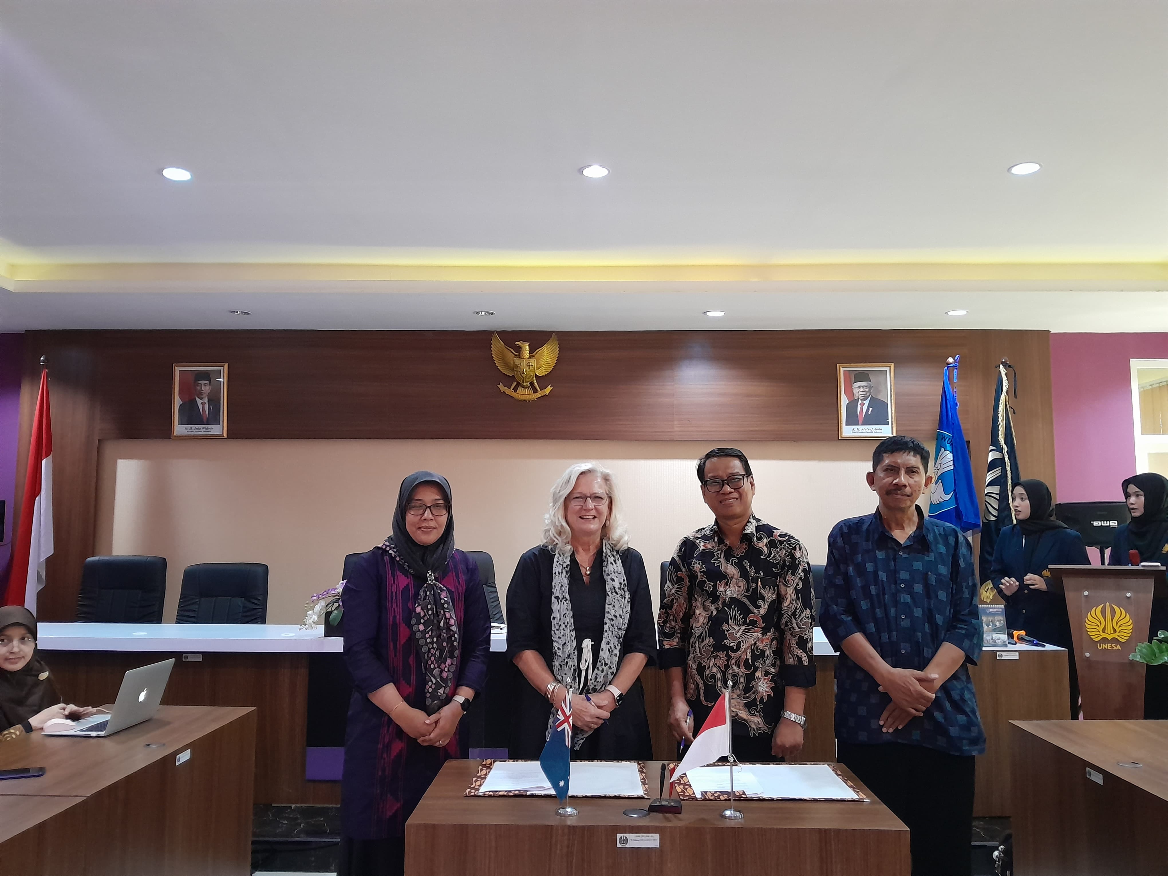 FIP UNESA Gelar Guest Lecture "Catering for Everyone Using Multiple Tools" dengan Prof. Susan Ledger, Ph.D.