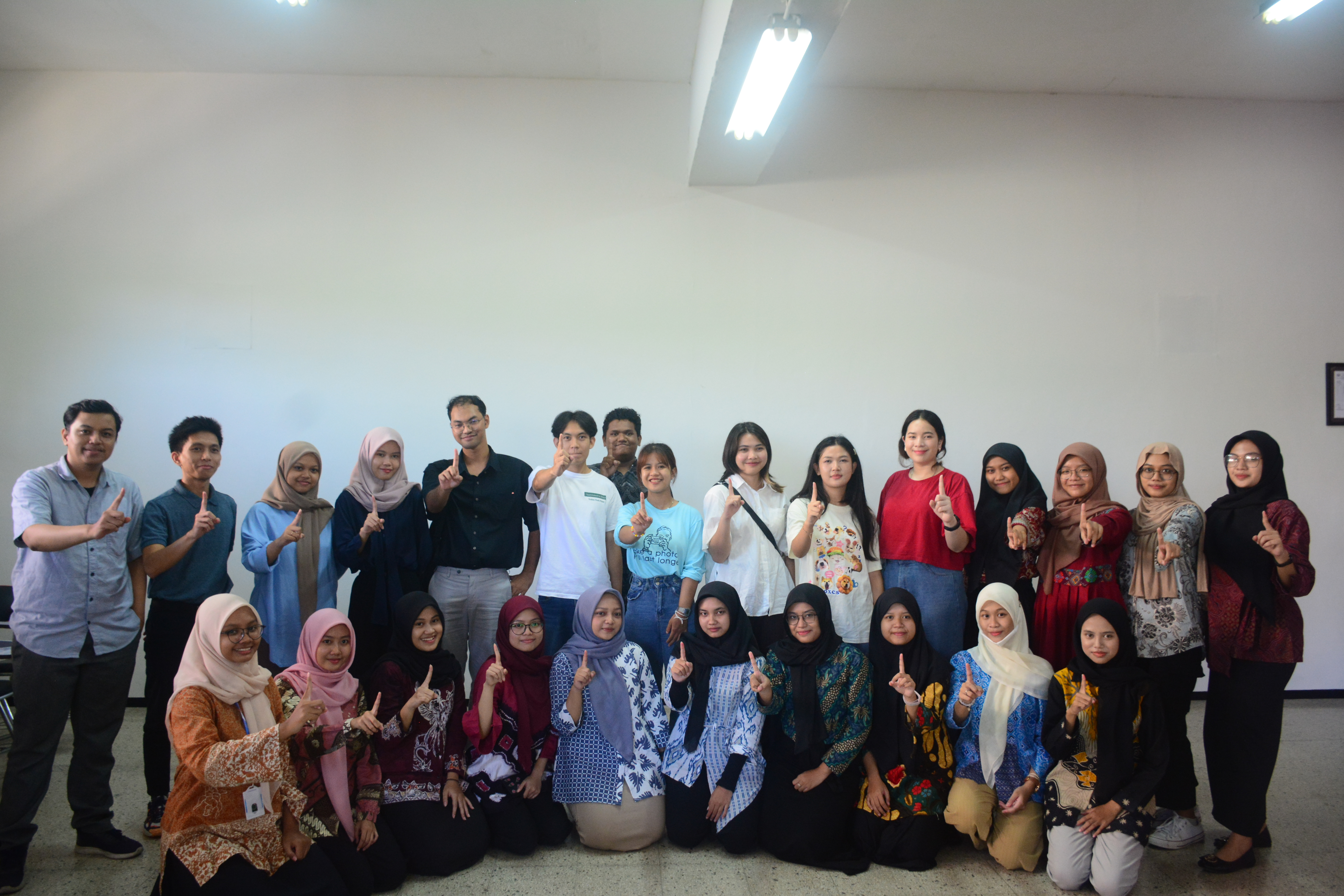 Kedatangan Mahasiswa Thailand diajak Berkenalan dengan English Club BK FIP UNESA