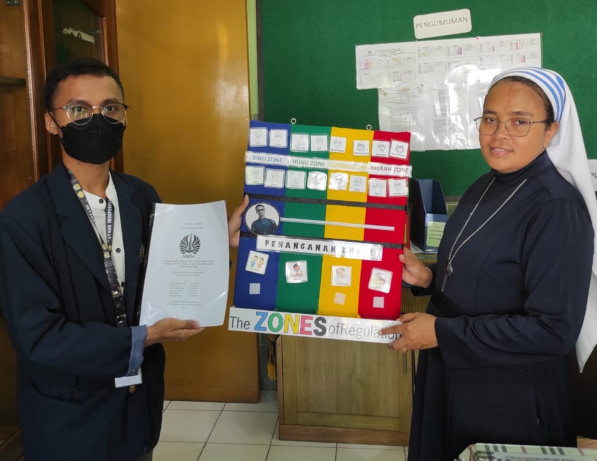 Tim Peminatan Autisme PLB UNESA Membuat Papan Zona Regulasi Emosi Sebagai Proyek Akhir Studi Independen Mandiri