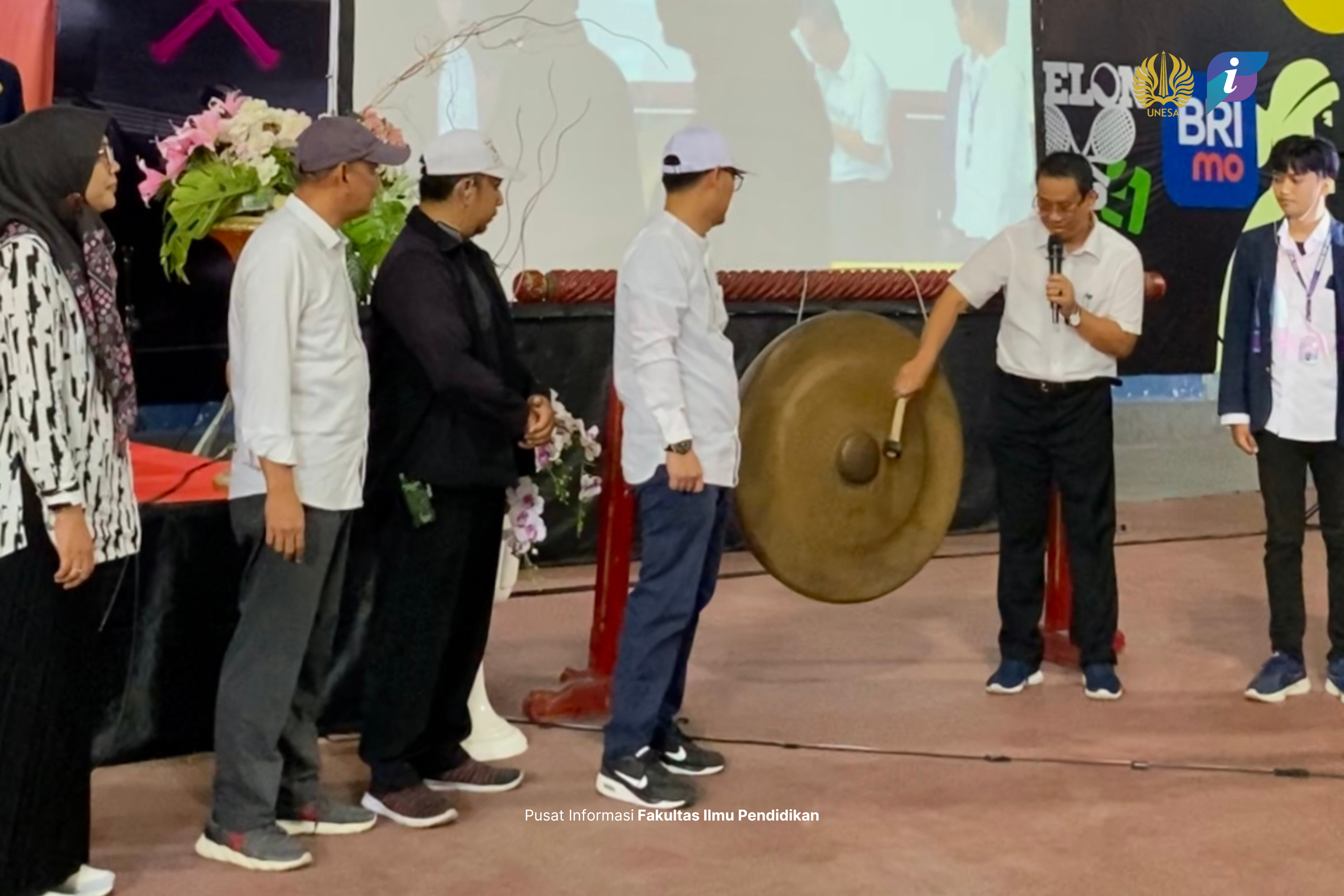 Pukulan Gong Disertai Sorak Sorai Tandai Dibukanya PKKMB FIP UNESA 2024