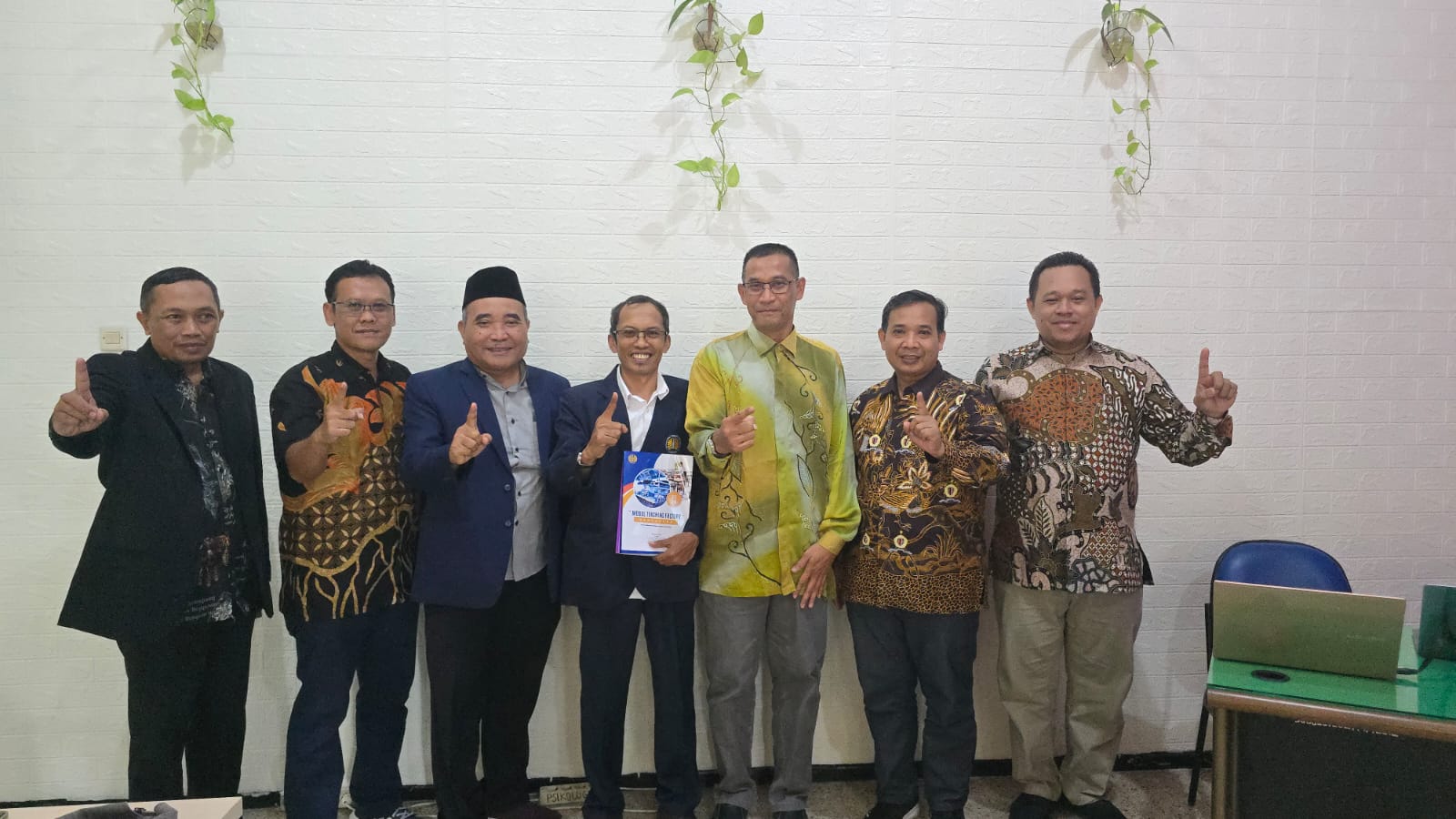 Mahasiswa S2 MP FIP UNESA Berhasil Kembangkan Modul Pembelajaran Inovatif untuk Teaching Factory