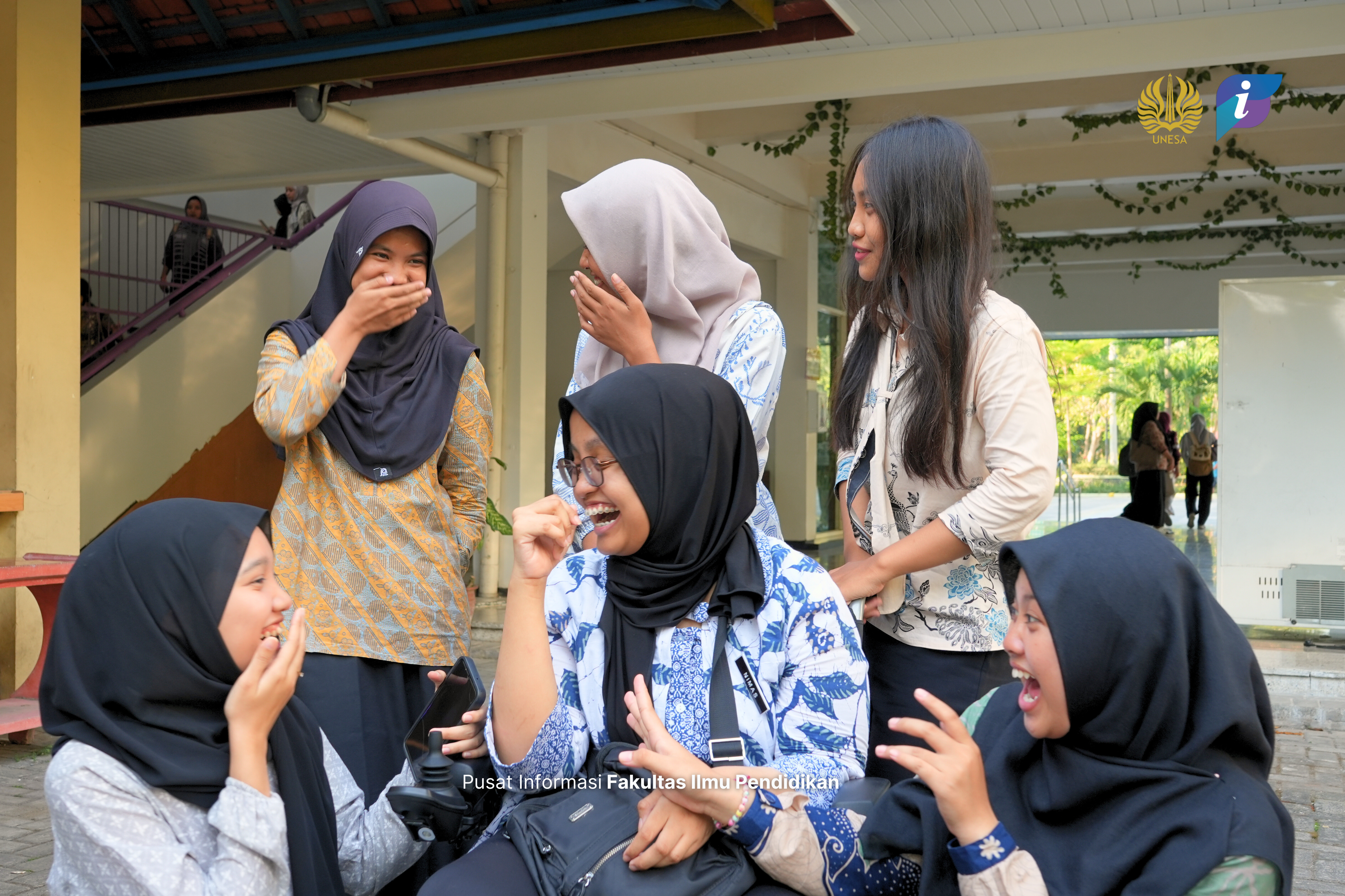 Mengukir Cinta pada Warisan Adiluhung: Civitas Akademika FIP UNESA Serentak Berbatik di Hari Batik Nasional