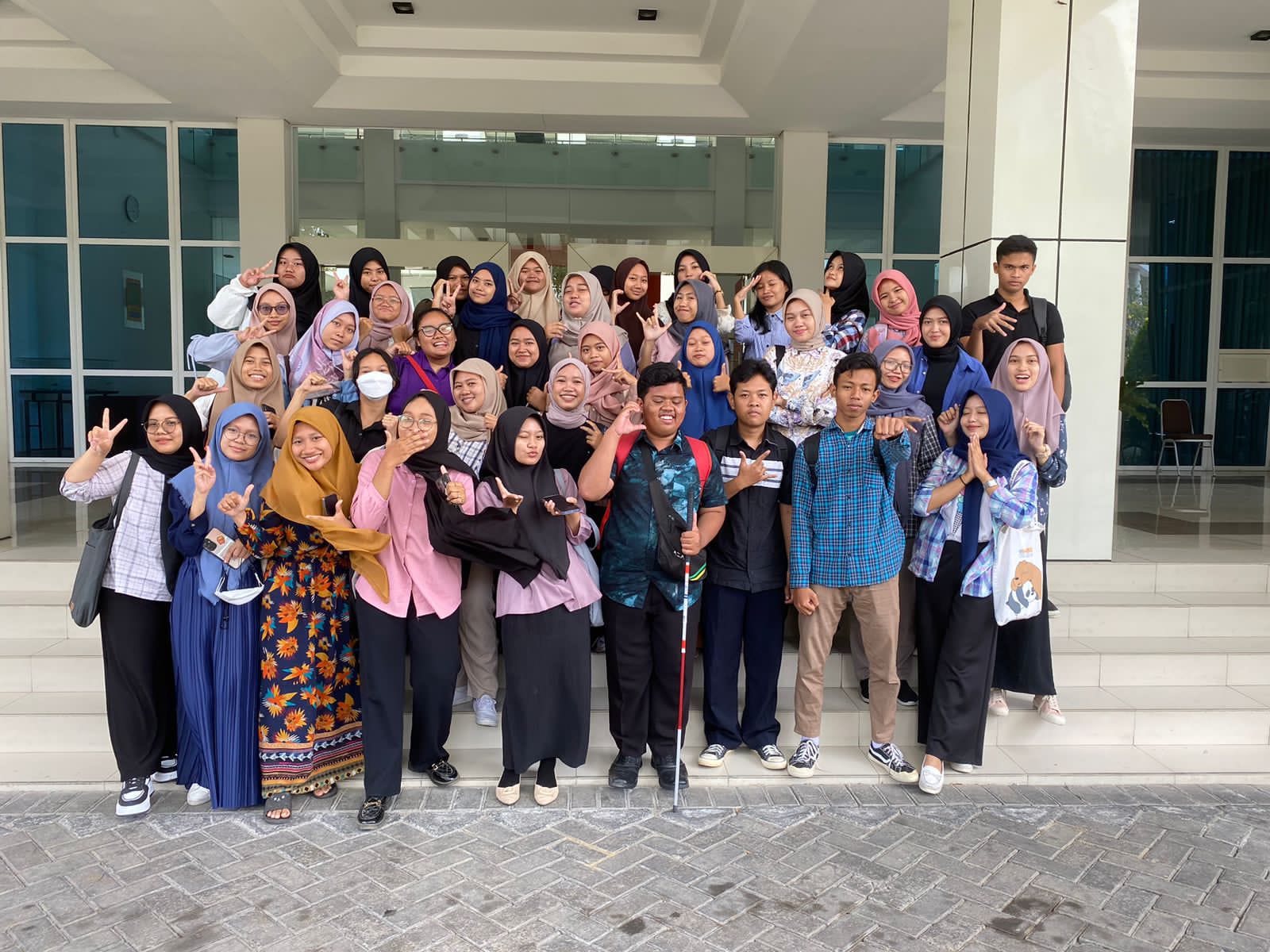Belajar Anti Boring, Mahasiswa PLB FIP UNESA Ubah Presentasi Jadi Pengalaman Seru