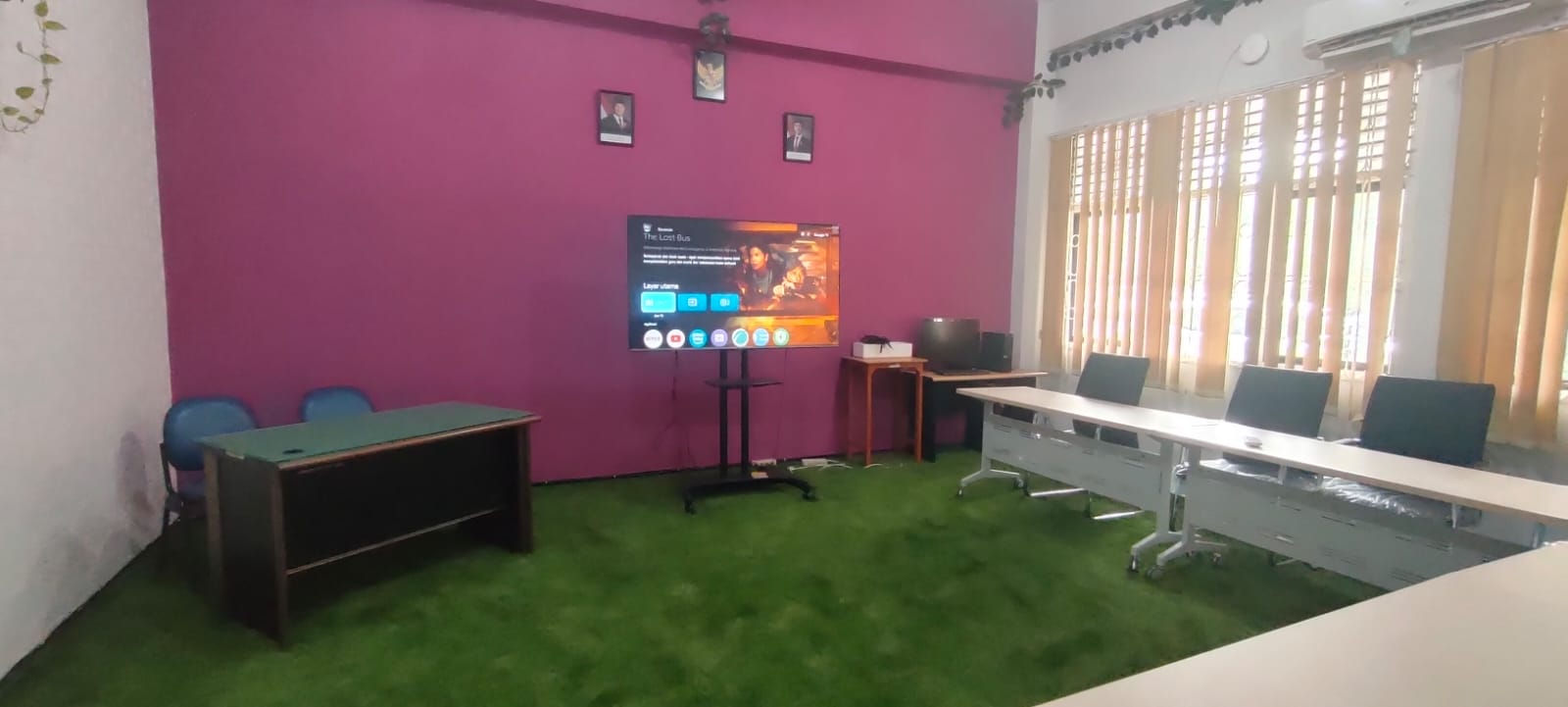 FIP Unesa Digitalisasi Kelas: 35 Smart TV Gantikan Proyektor Lama