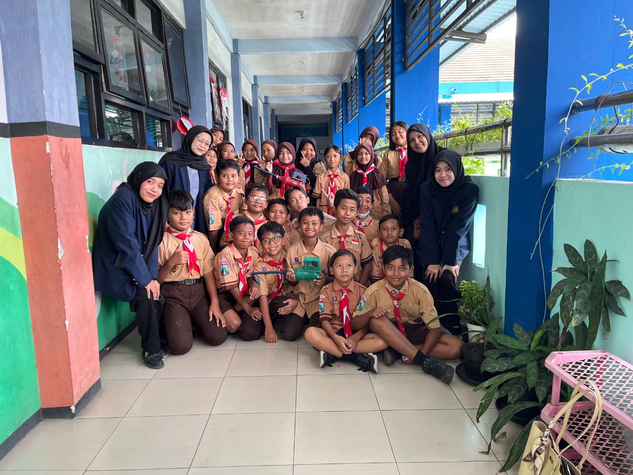 Mahasiswa PGSD FIP UNESA Ciptakan Eco Vacuum dari Barang Bekas untuk Dukung Kebersihan Kelas dan SDGs