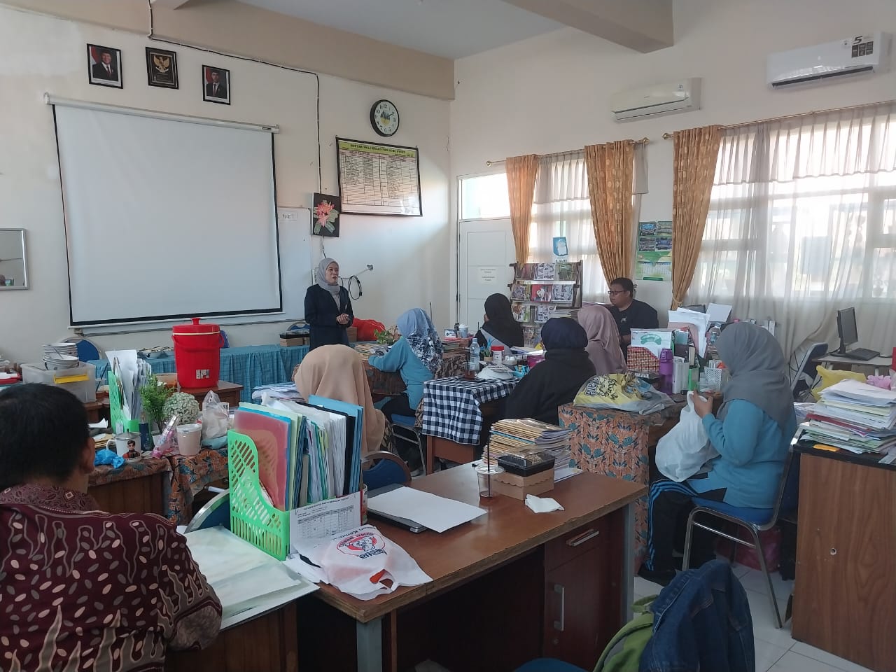 Mahasiswi S2 Unesa Teliti Pengaruh Aplikasi Ruang GTK terhadap Motivasi dan Kompetensi Guru SMP di Surabaya