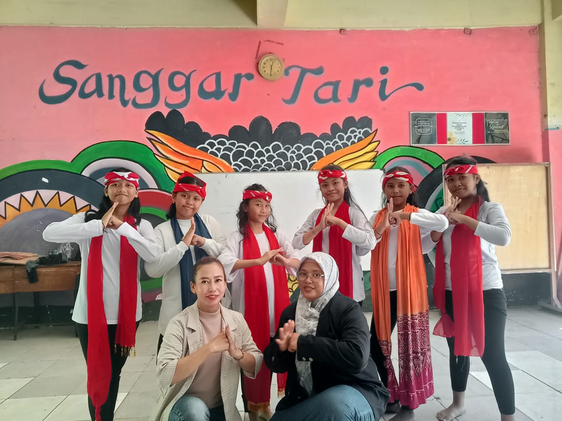 Mahasiswa S2 Unesa Eksplorasi Nilai Karakter dan Cinta Tanah Air Lewat Ekstrakurikuler Tari Remo di Sekolah Dasar