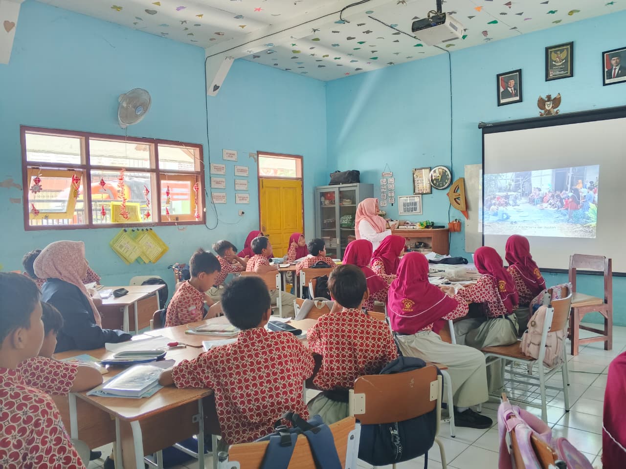 Mahasiswi S2 Unesa Kembangkan Bahan Ajar Berbasis Kearifan Lokal Tegal Desa untuk Tingkatkan Keterampilan Menulis Siswa SD