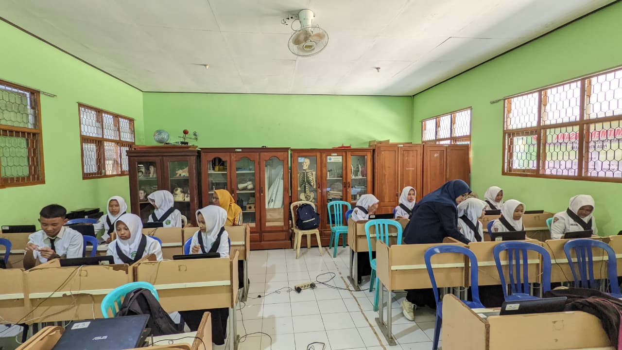 Mahasiswi Unesa Kembangkan Digital Library Berbasis SLiMS 9 Bulian di MTsN 8 Ngawi