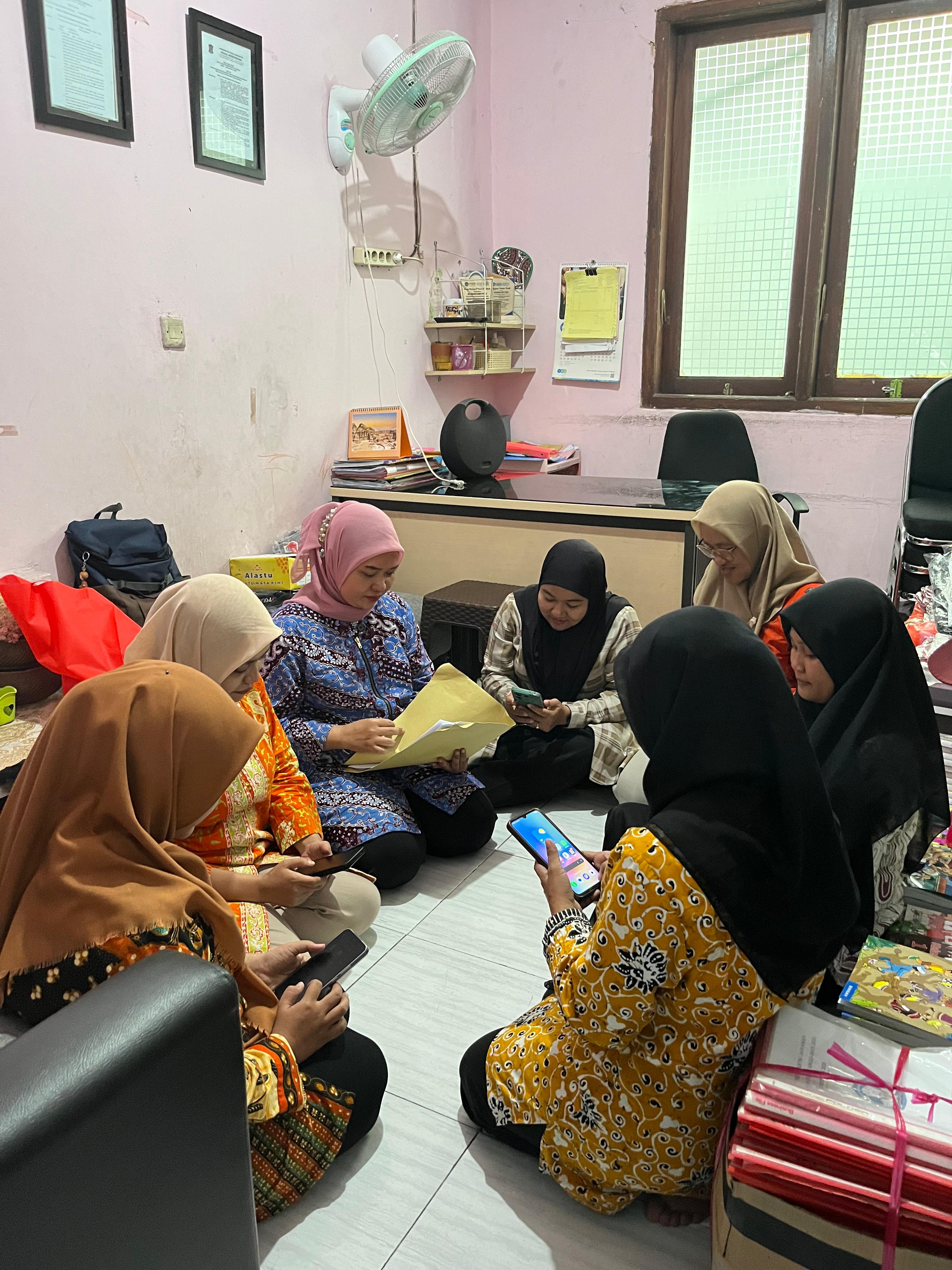 Mahasiswi S2 Unesa Teliti Pengaruh Sistem Reward terhadap Kinerja Guru SD di Kecamatan Asemrowo