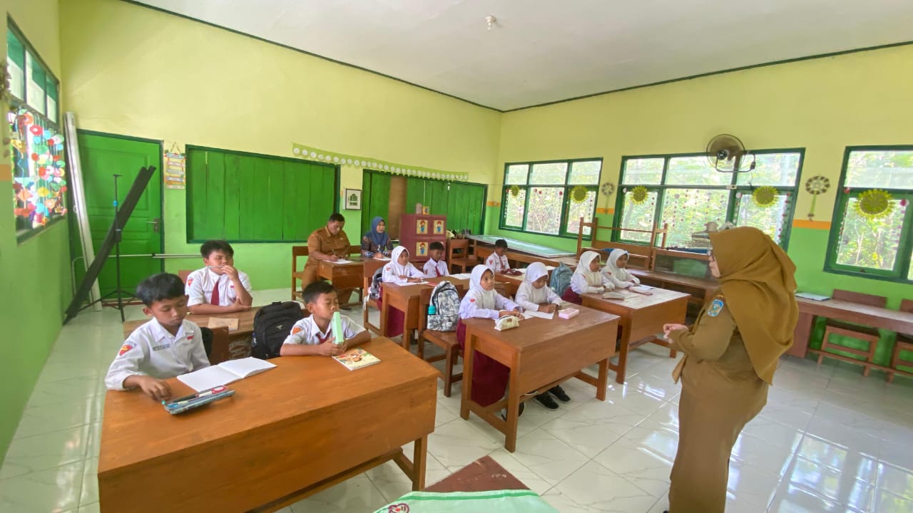 Mahasiswa S2 FIP Unesa Kembangkan Perangkat Pembelajaran Terpadu IPS untuk Tingkatkan Hasil Belajar Siswa SD