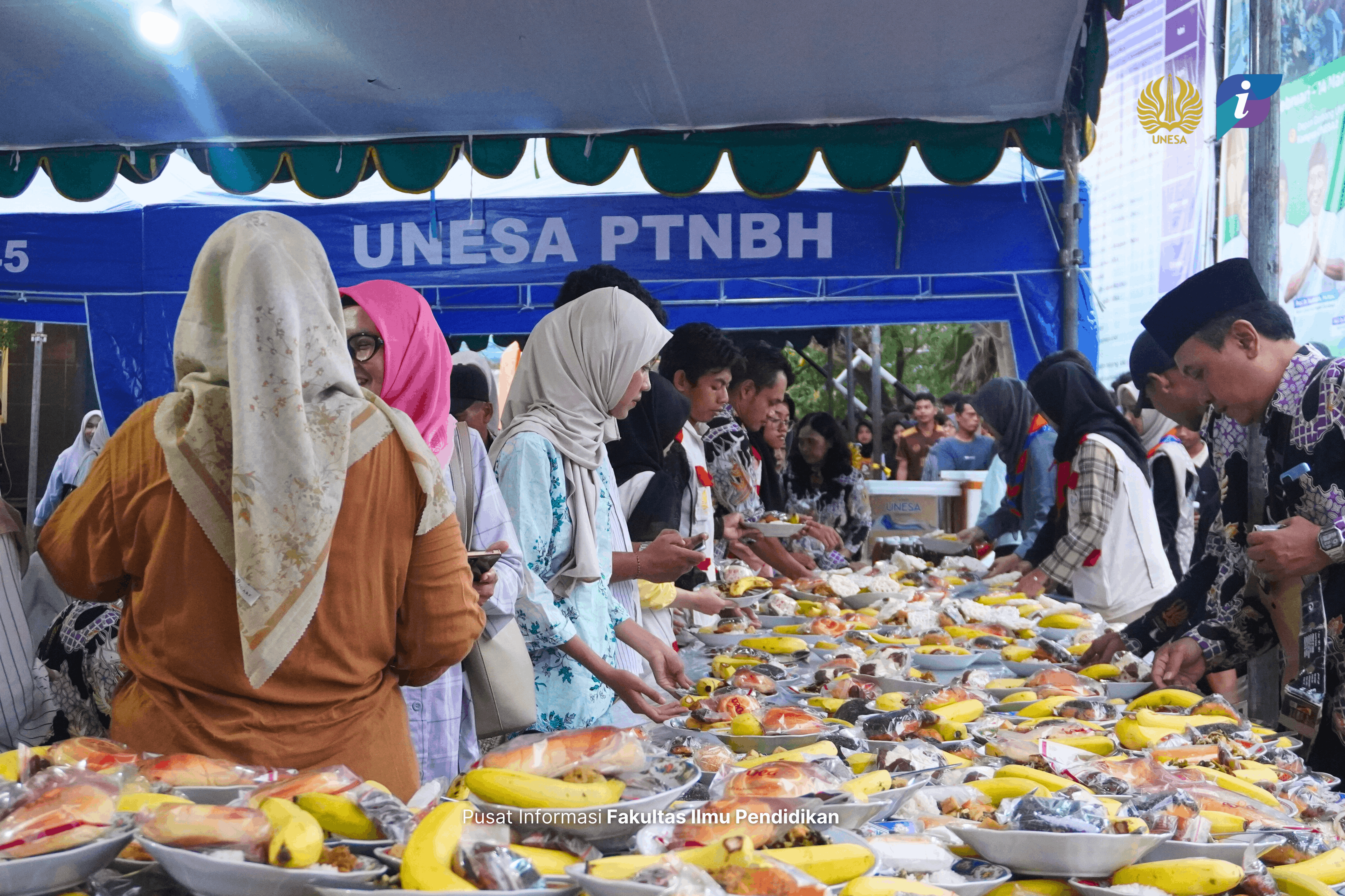 Eratkan Silaturahmi di Bulan Suci, FIP UNESA Sukses Jadi Tuan Rumah Berbagi Takjil di Gerbang Utama