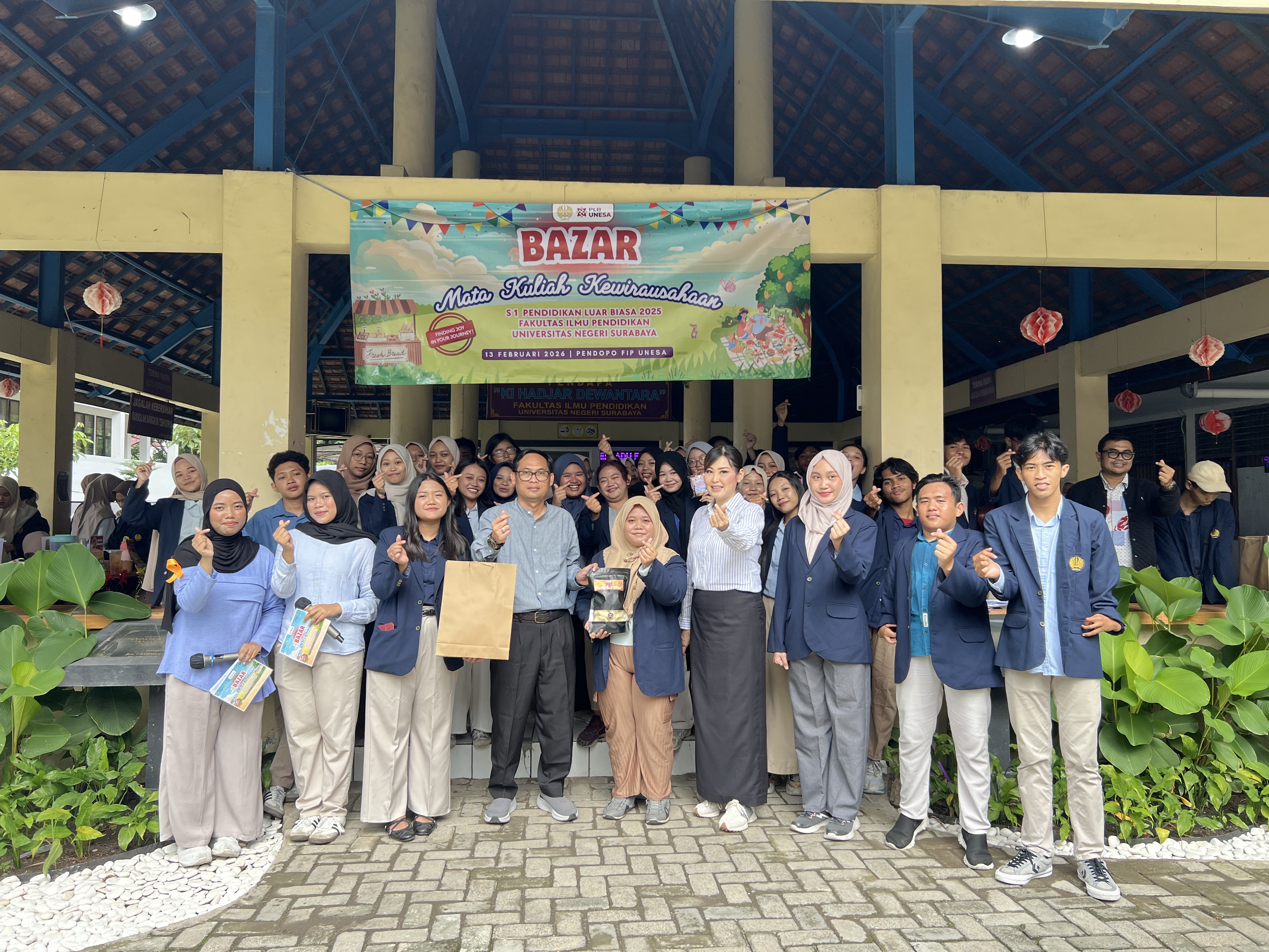 Mahasiswa PLB FIP UNESA Gelar Bazaar Kewirausahaan, Latih Jiwa Job Creator Sejak Bangku Kuliah