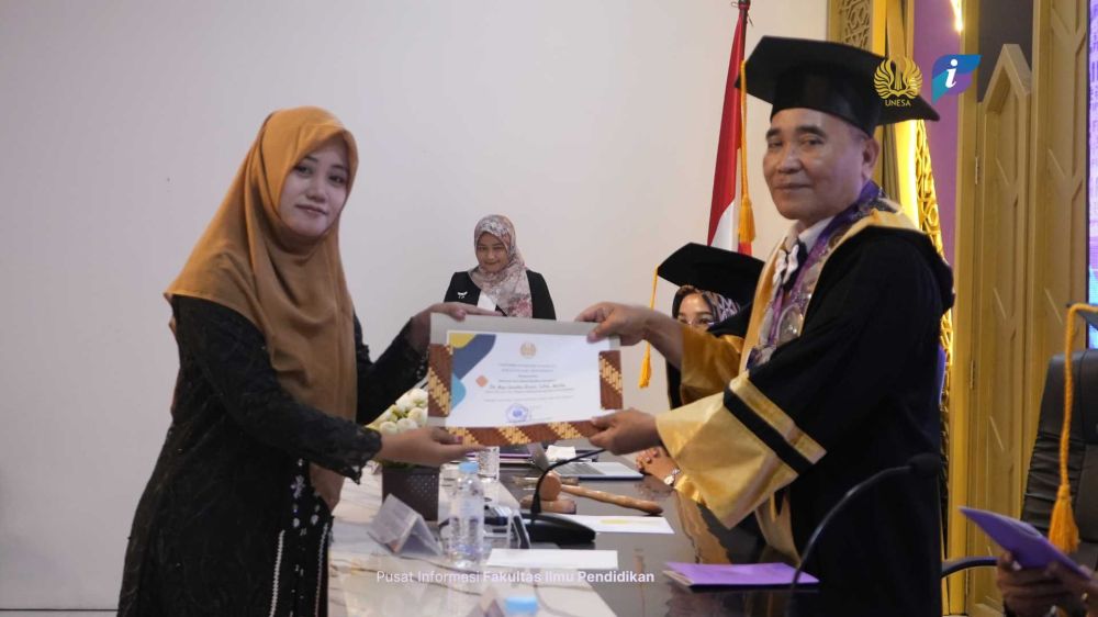 Ayu Juwita Putri Raih Gelar Doktor FIP UNESA, Ungkap Faktor-Faktor yang  Mempengaruhi Kinerja Kepala Sekolah TK di Kabupaten Gresik