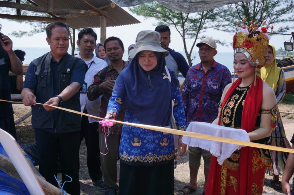 Tim PPK ORMAWA DPM FIP  UNESA Perkuat Sektor Maritim Pesisir, Longline Apung Dua Ekosistem Resmi Beroperasi di Desa Ngemboh