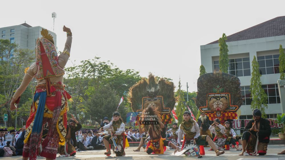 Penyambutan Meriah PKKMB FIP UNESA, Diwarnai Aksi Reog Singo Brawito