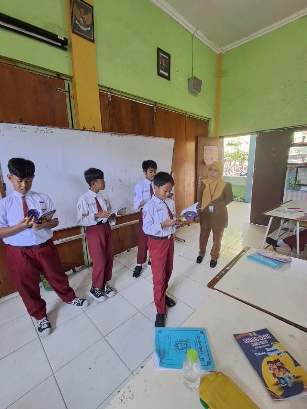 Terobosan Bahan Ajar Teks Fiksi Berbasis Reading Workshop Karya Mahasiswa S2 UNESA Sukses Pacu Literasi Kritis Siswa SD