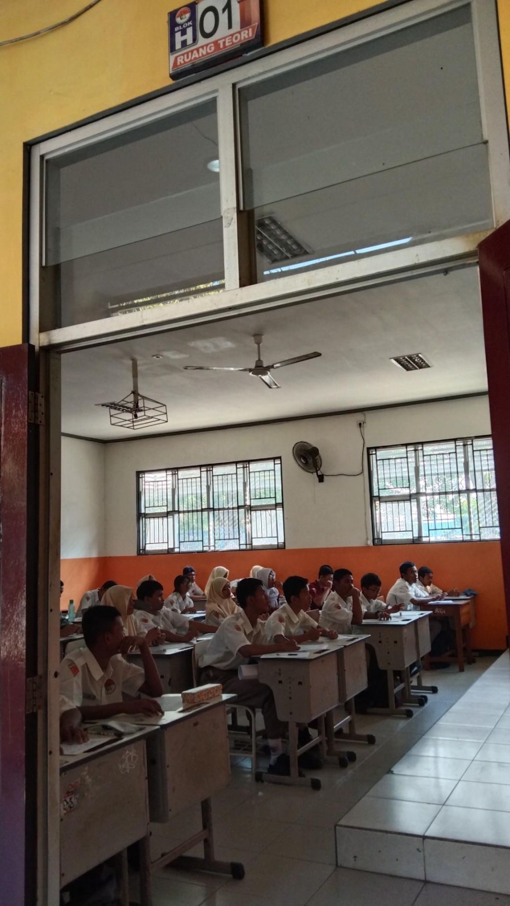 Dongkrak Keterampilan Berbicara Siswa SMK, Riset Mahasiswa BK FIP UNESA Buktikan Peran Vital Kepercayaan Diri