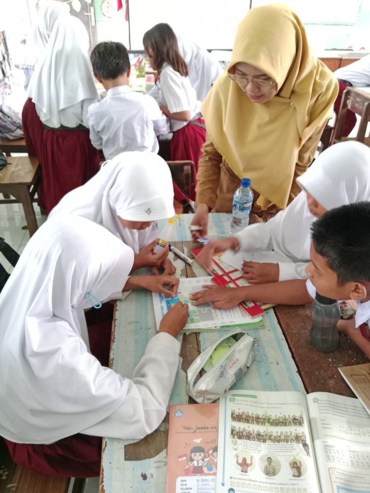 Media Papan Bangun Tidur: Inovasi Mahasiswa Magister FIP UNESA Solusikan Rumitnya Soal Cerita FPB dan KPK