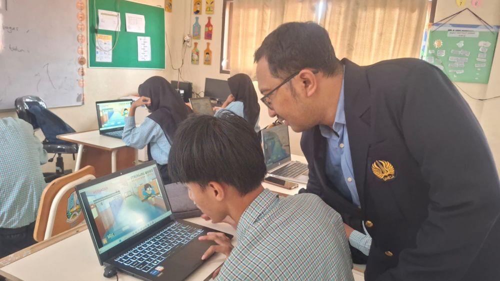 Inovasi Game Edukasi Stringing Word: Mahasiswa FIP UNESA Bantu Murid Disabilitas Rungu Mahir Menyusun Kalimat