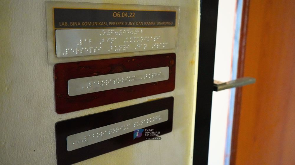 Langkah Nyata Kampus Inklusif: FIP UNESA Pasang Label Braille di Setiap Ruangan Kuliah 