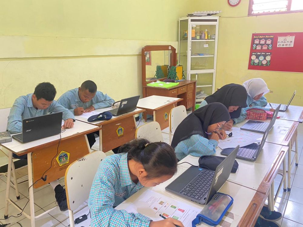 Inovasi Komik Digital Akses Luring: Mahasiswa FIP UNESA Bantu Murid Disabilitas Intelektual Mahir Membaca Teks Sederhana