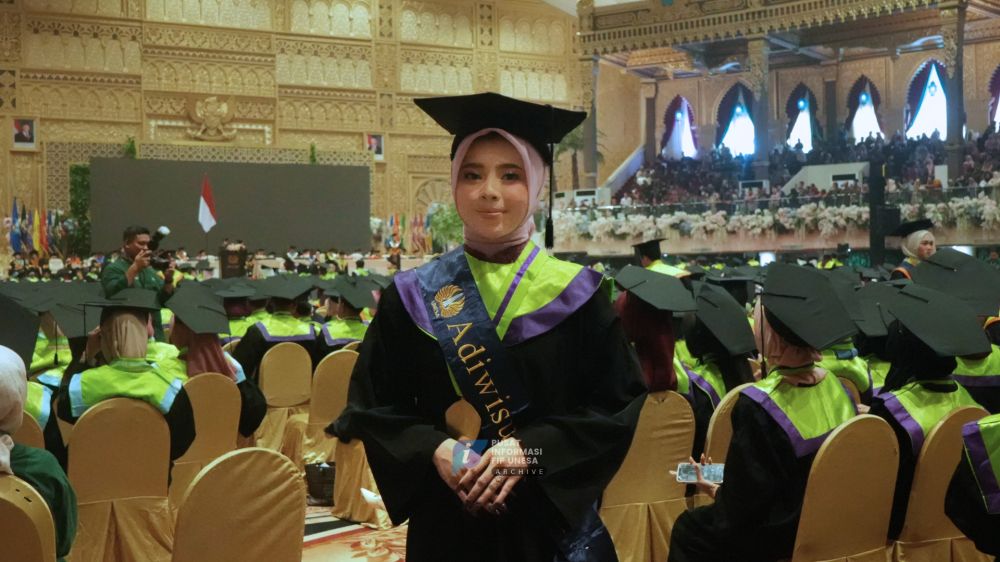 Zinni Akmalia, Adiwisudawan Terbaik FIP UNESA pada Wisuda ke-123